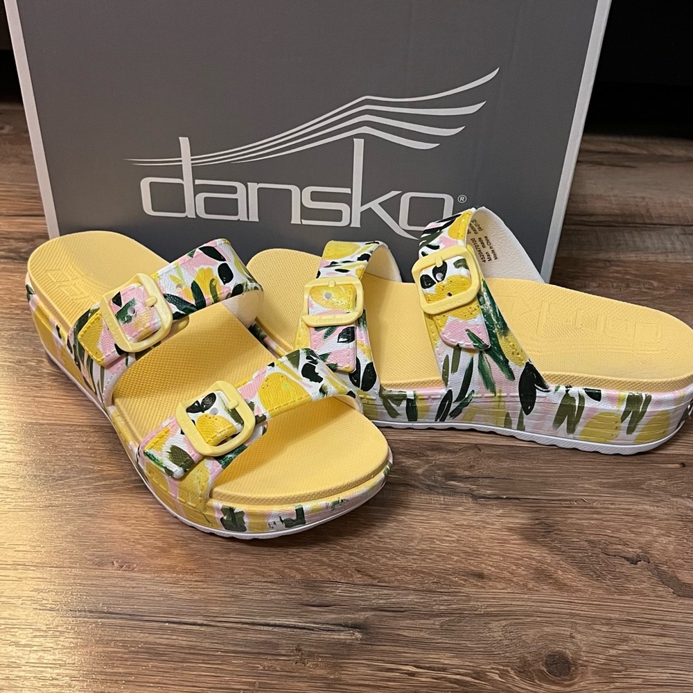 Dansko Kandi Lemon wedges size 40 (9-9.5womans)